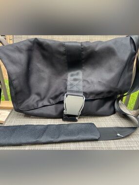 Warner Brothers Nylon Messenger Bag Shoulder Crossbody Carry WB Logo Pre-owned